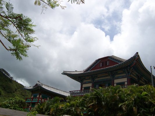 image of a building of the Mu Ryang Sa Korean Buddhist Temple in Palolo, Oahu